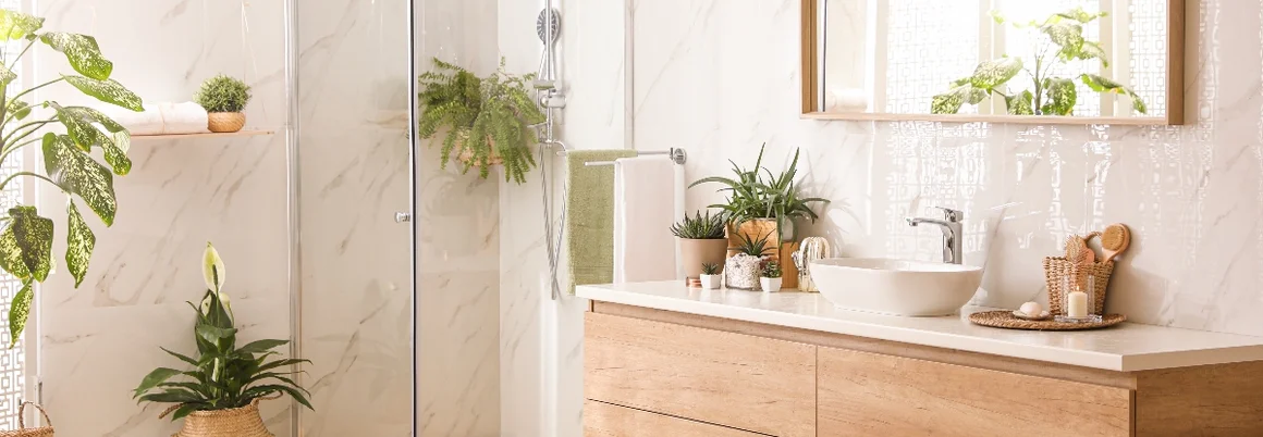 Modernes Badezimmer mit Holzkommode